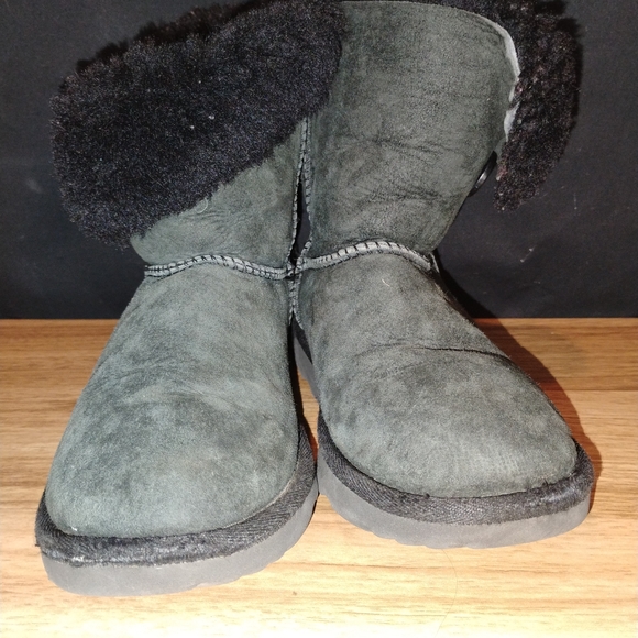 UGG Bailey Button 2 Girls Size 2 Black Suede Boots - Picture 2 of 5